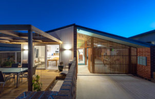 Canberra Beach House: a Light House